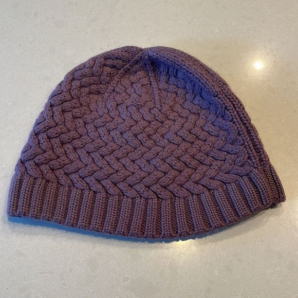 Arc’teryx hat excellent shape, lavender. - Picture 3 of 5